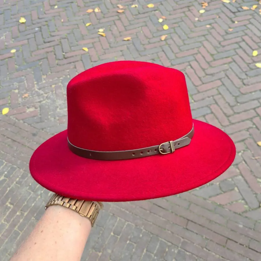 Wollen hoed met riempje in rood